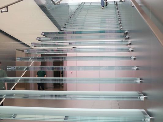 A balaustrada Frameless transparente curvou o vidro laminado