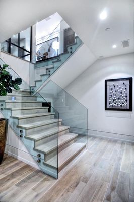 A balaustrada Frameless transparente curvou o vidro laminado