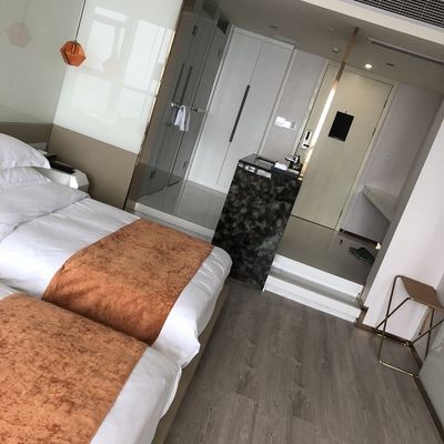 A mobília 19mm resistente aos ácidos do hotel coloriu os painéis de vidro