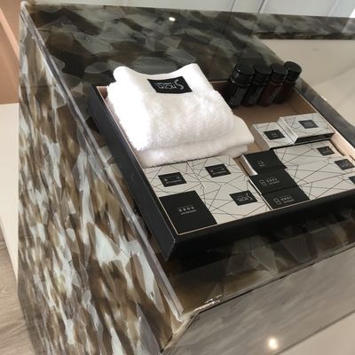 A mobília 19mm resistente aos ácidos do hotel coloriu os painéis de vidro