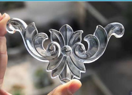 A parede do fundo de Elegent do casamento apresenta cristais acrílicos