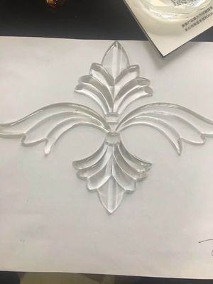 A parede do fundo de Elegent do casamento apresenta cristais acrílicos