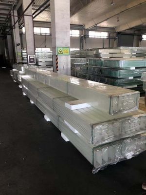 Nenhuma balaustrada das bolhas moderou os painéis de vidro para trilhos da plataforma