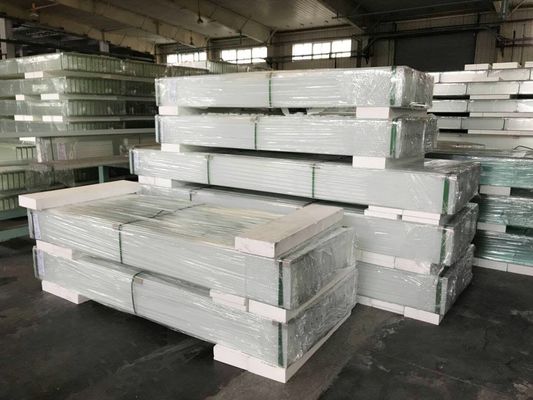 Nenhuma balaustrada das bolhas moderou os painéis de vidro para trilhos da plataforma