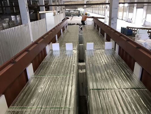 Nenhuma balaustrada das bolhas moderou os painéis de vidro para trilhos da plataforma