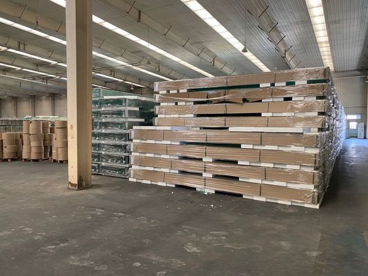 Nenhuma balaustrada das bolhas moderou os painéis de vidro para trilhos da plataforma